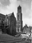 821812 Gezicht op de Domtoren en de noordgevel van het transept van de Dom te Utrecht, vanuit de Domstraat, tijdens de ...